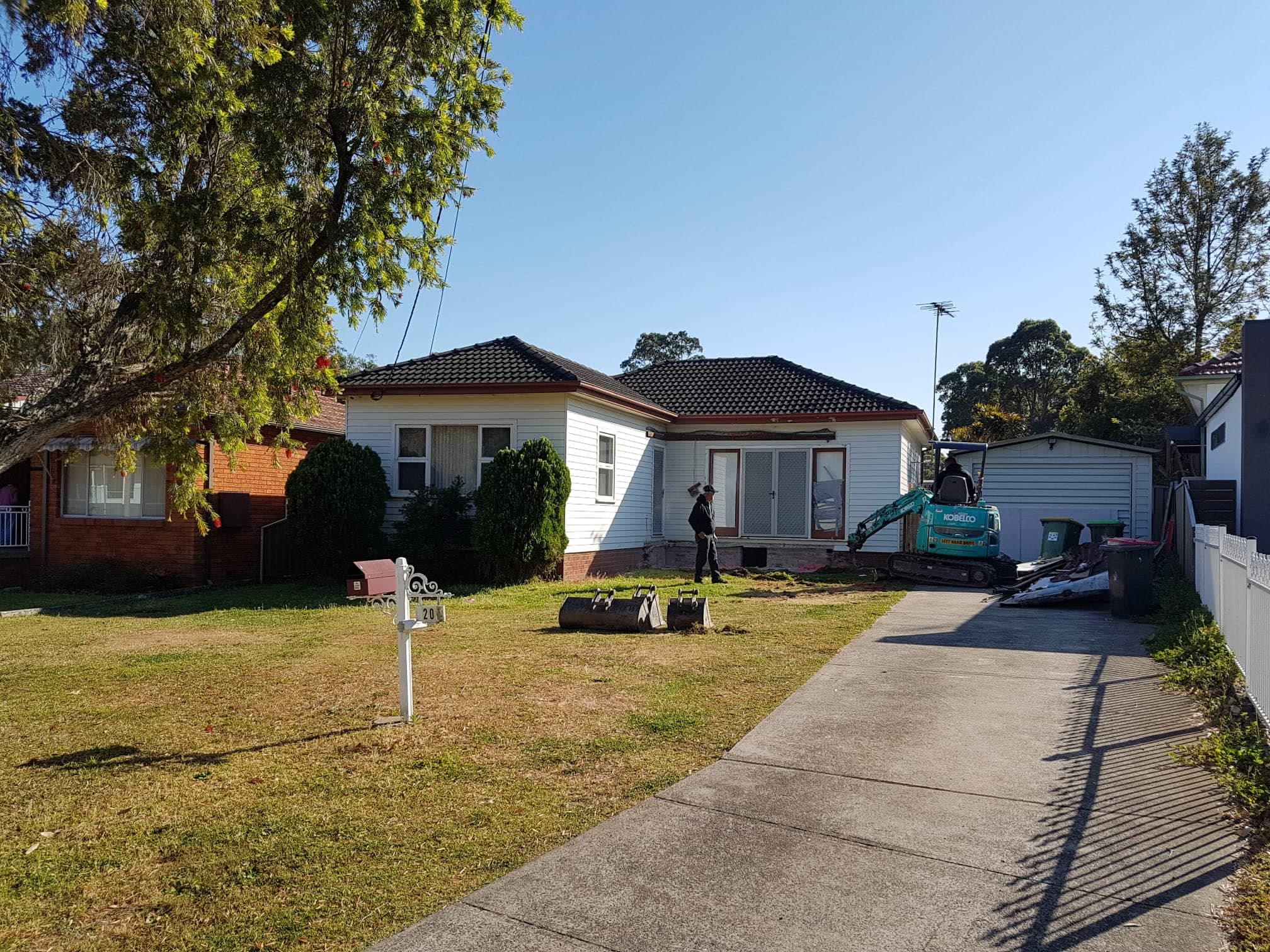 Excavator demolishing an older Sydney home ahead of a knockdown rebuild